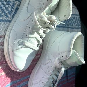 Nike Women’s size 6 High top sneakers